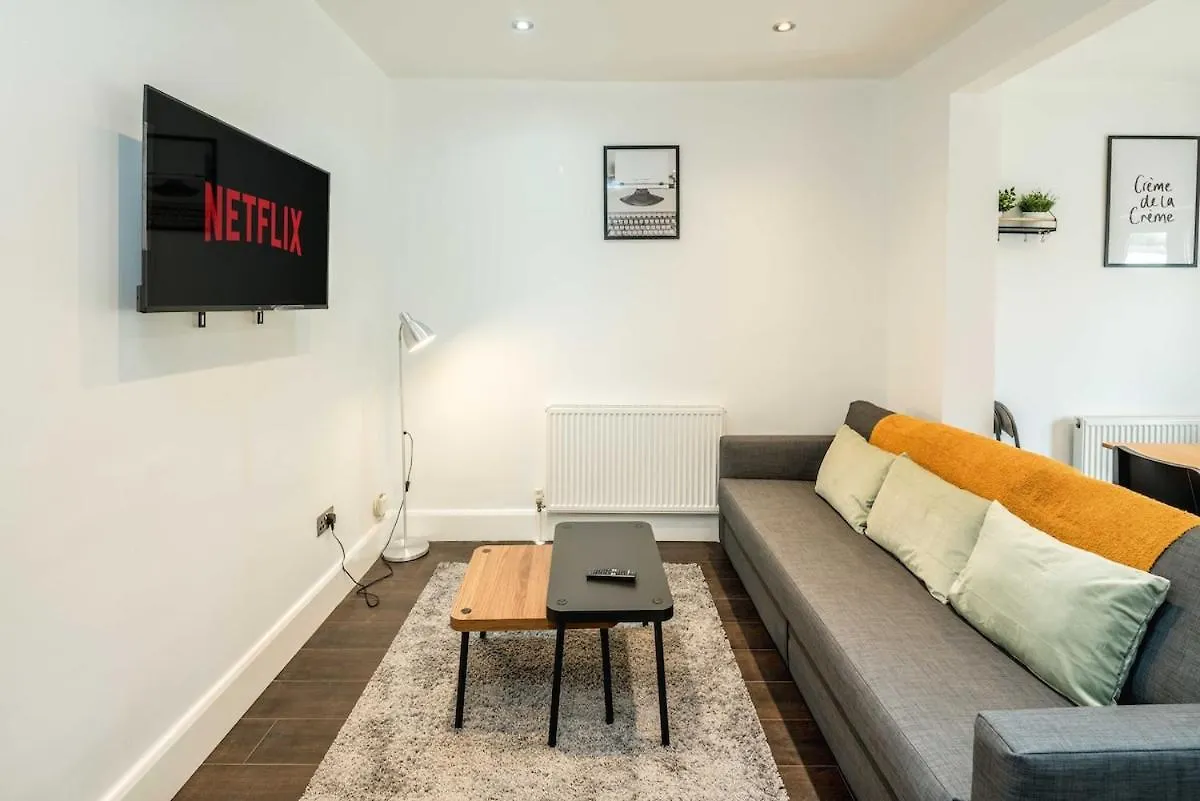 Lovely 3 Bed House In Feltham Apartment