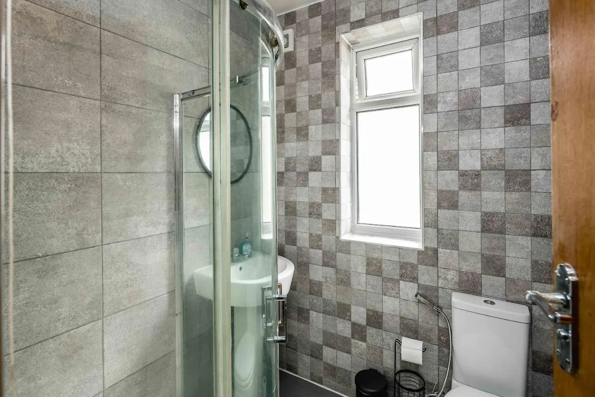 Apartment Lovely 3 Bed House In Feltham