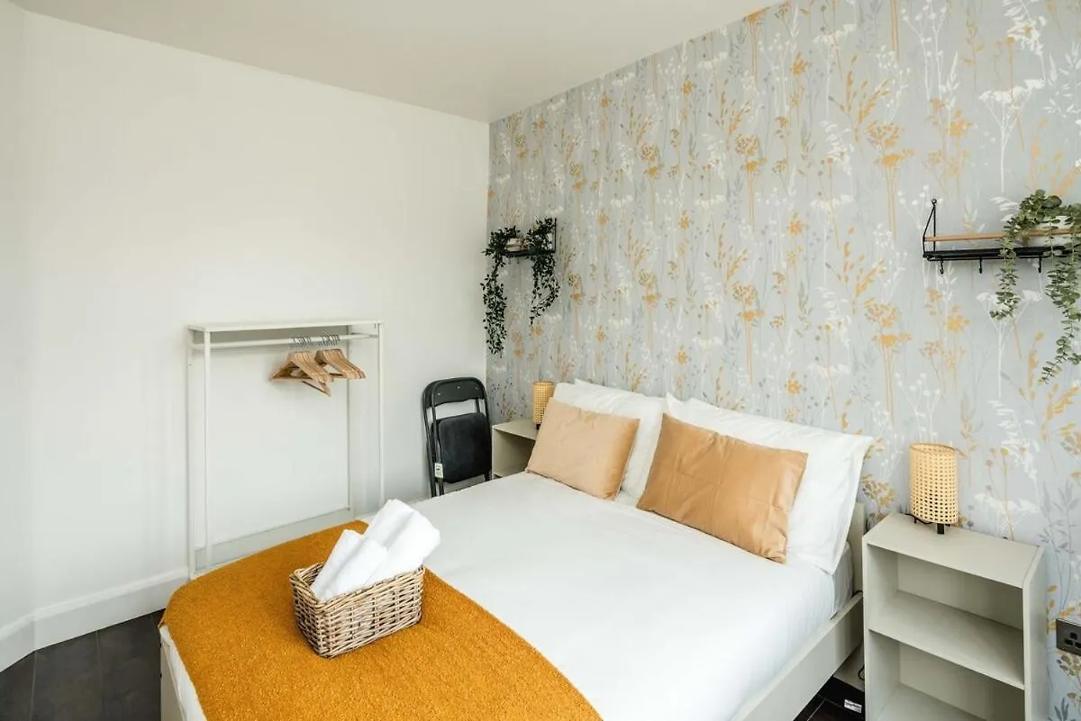 Lovely 3 Bed House In Feltham
