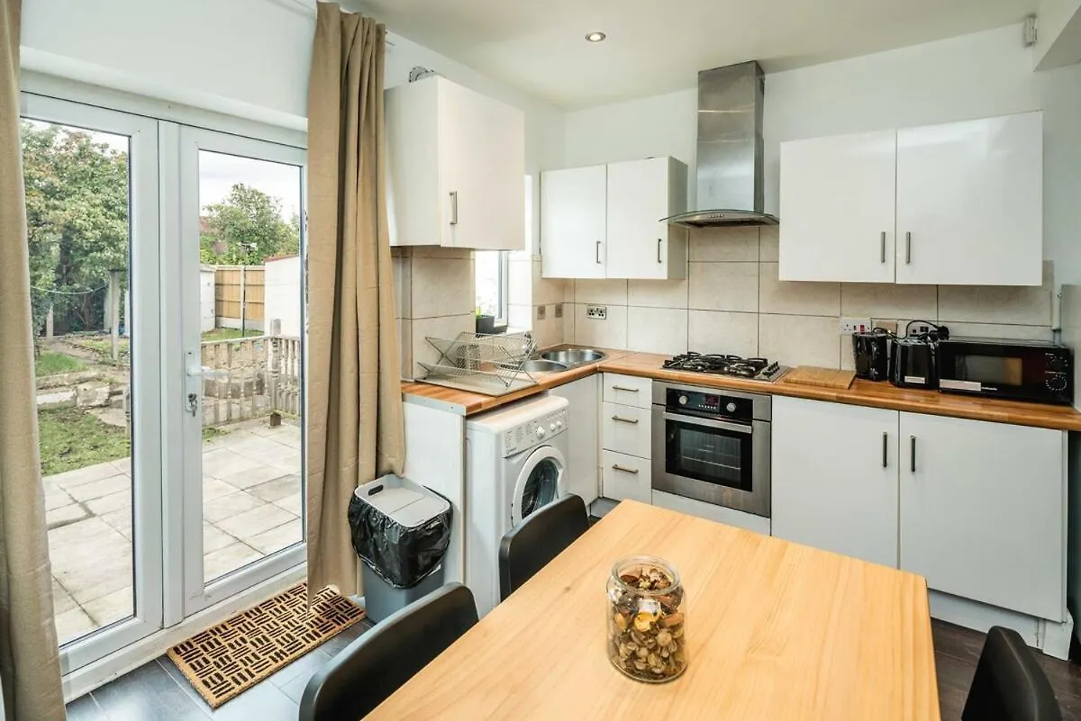 Lovely 3 Bed House In Feltham Apartment