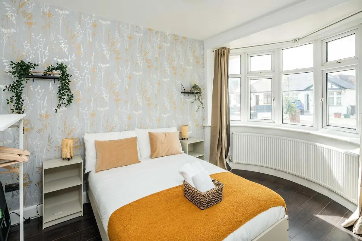 Lovely 3 Bed House In Feltham United Kingdom