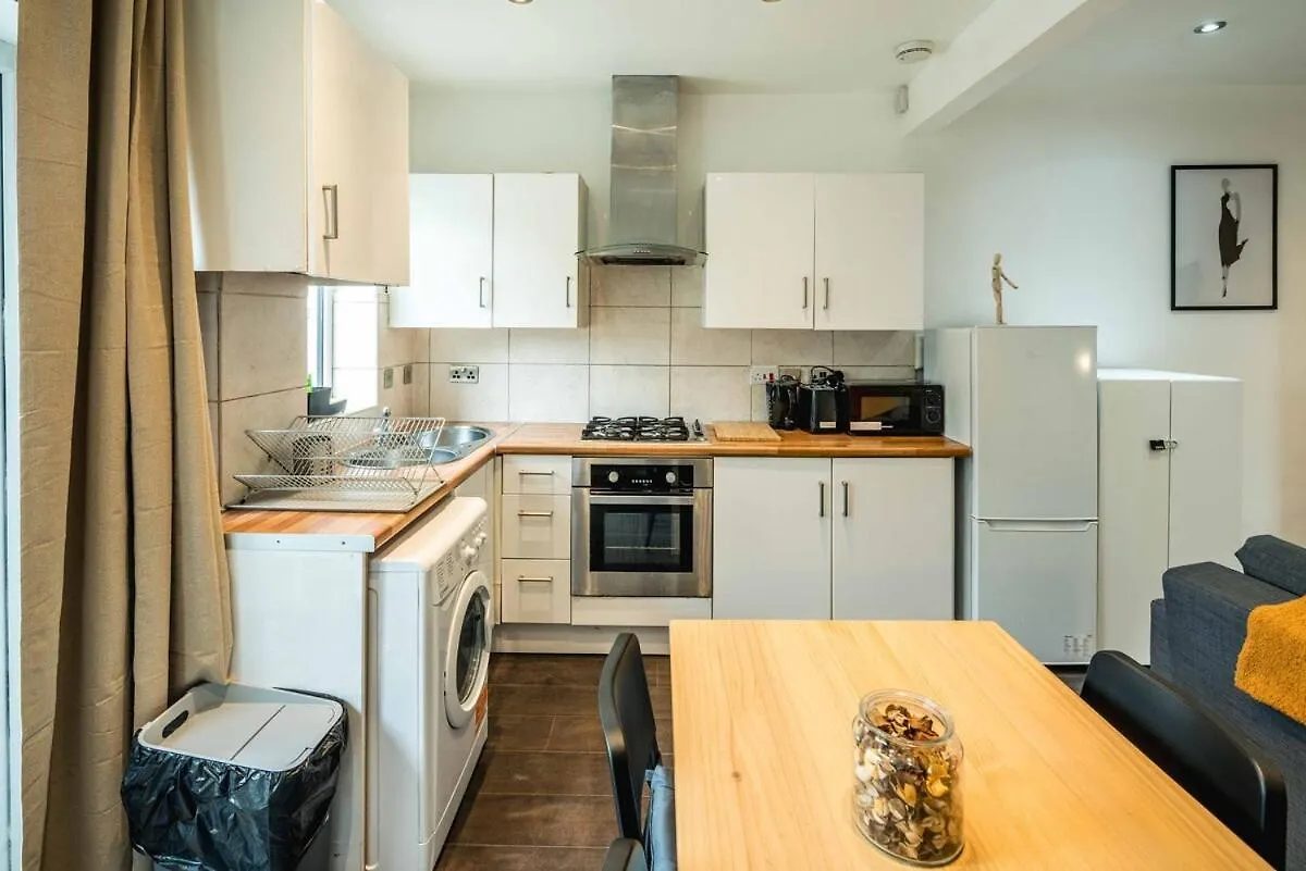Lovely 3 Bed House In Feltham 0*,