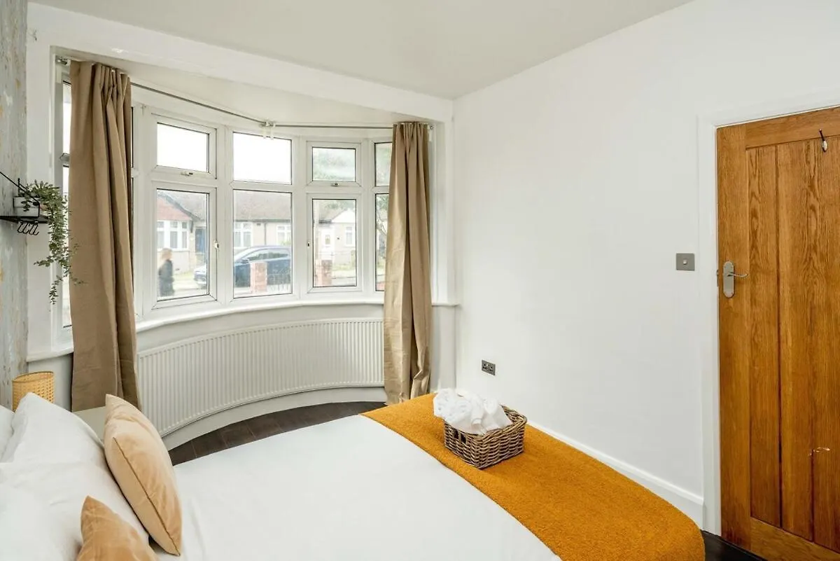 Lovely 3 Bed House In Feltham Apartment