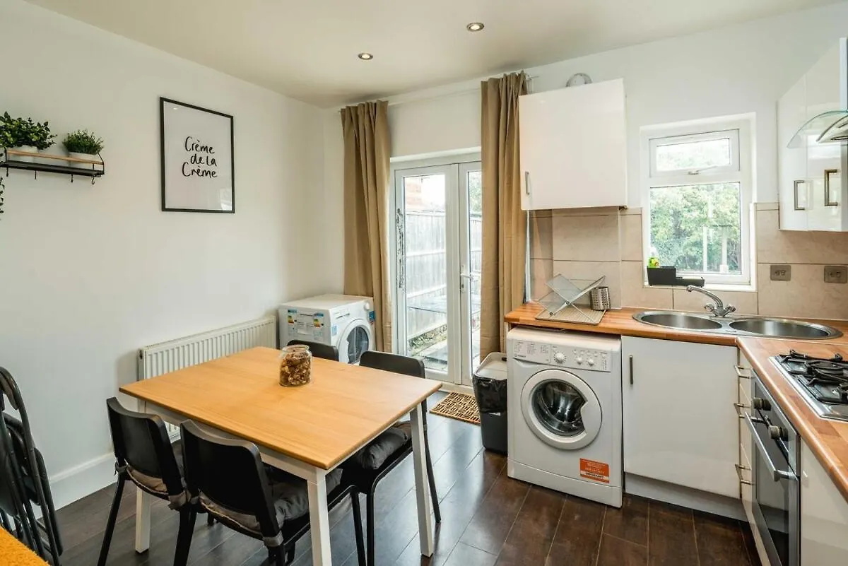 Lovely 3 Bed House In Feltham Apartment