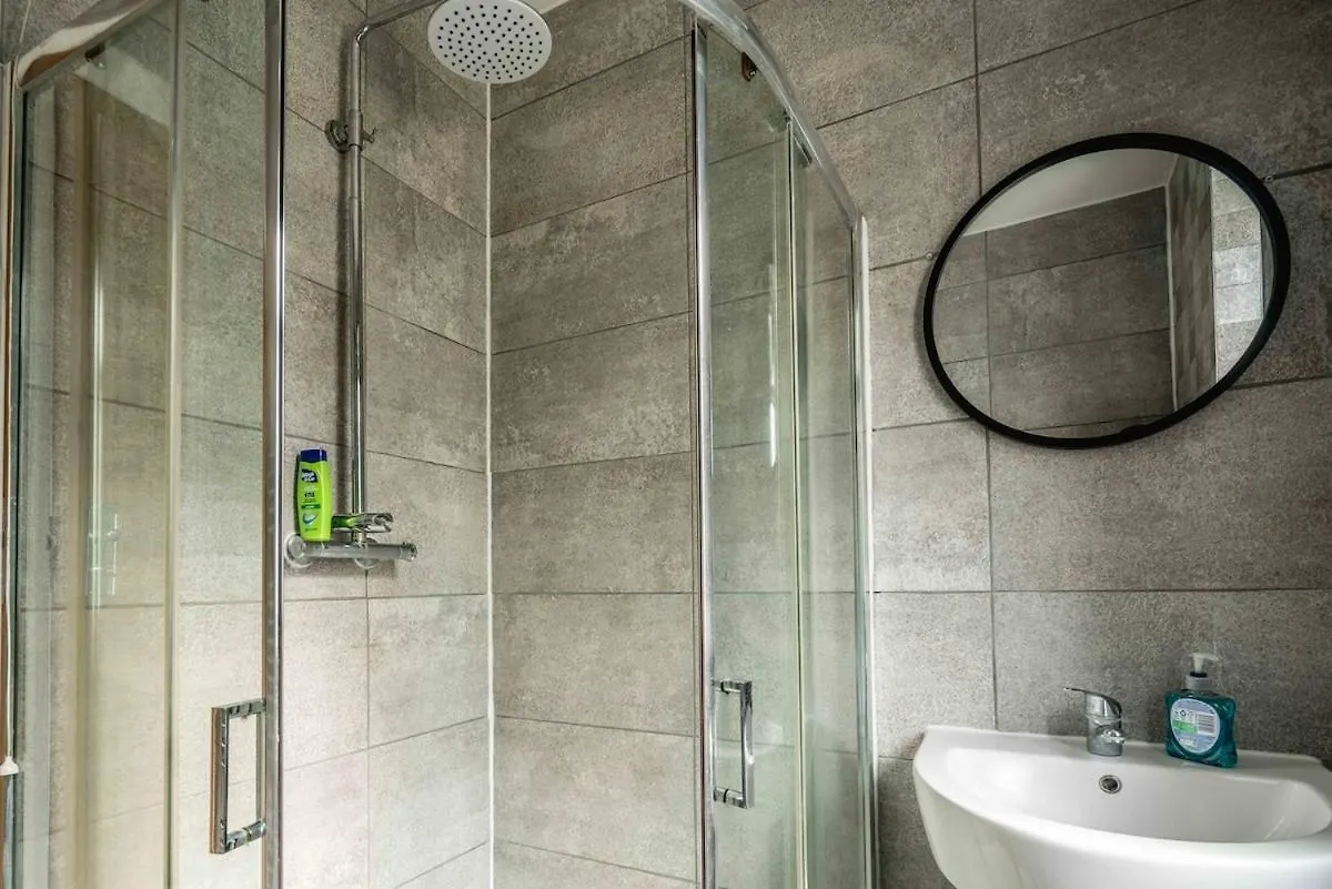 Lovely 3 Bed House In Feltham Apartment