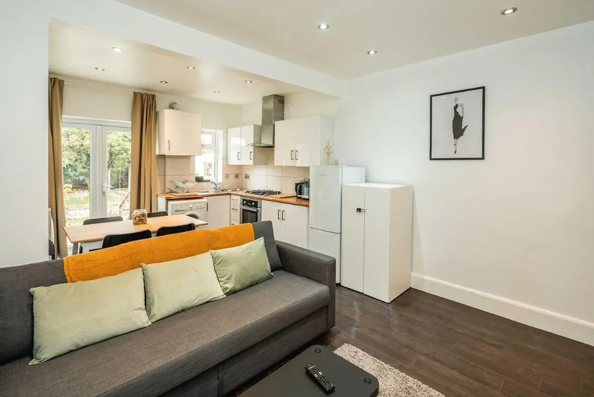 Apartment Lovely 3 Bed House In Feltham