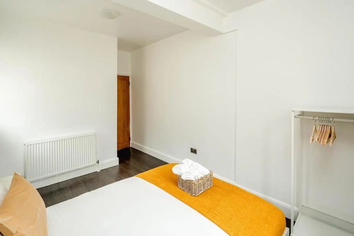 Apartment Lovely 3 Bed House In Feltham