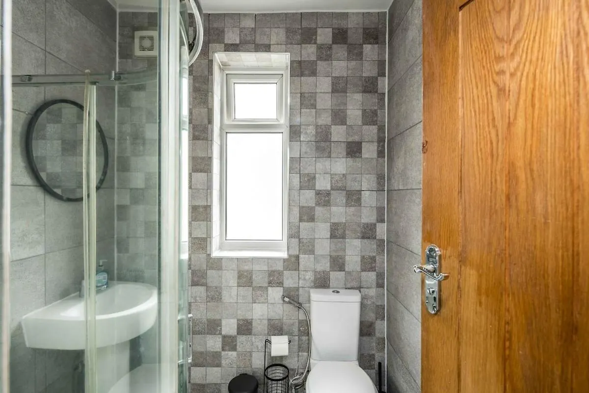 Lovely 3 Bed House In Feltham