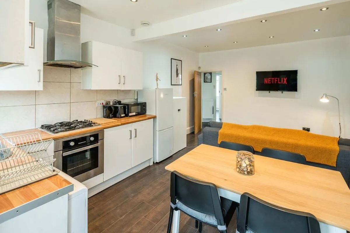 Lovely 3 Bed House In Feltham Apartment