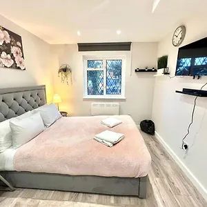 Golden Residences - Oakway Guest house